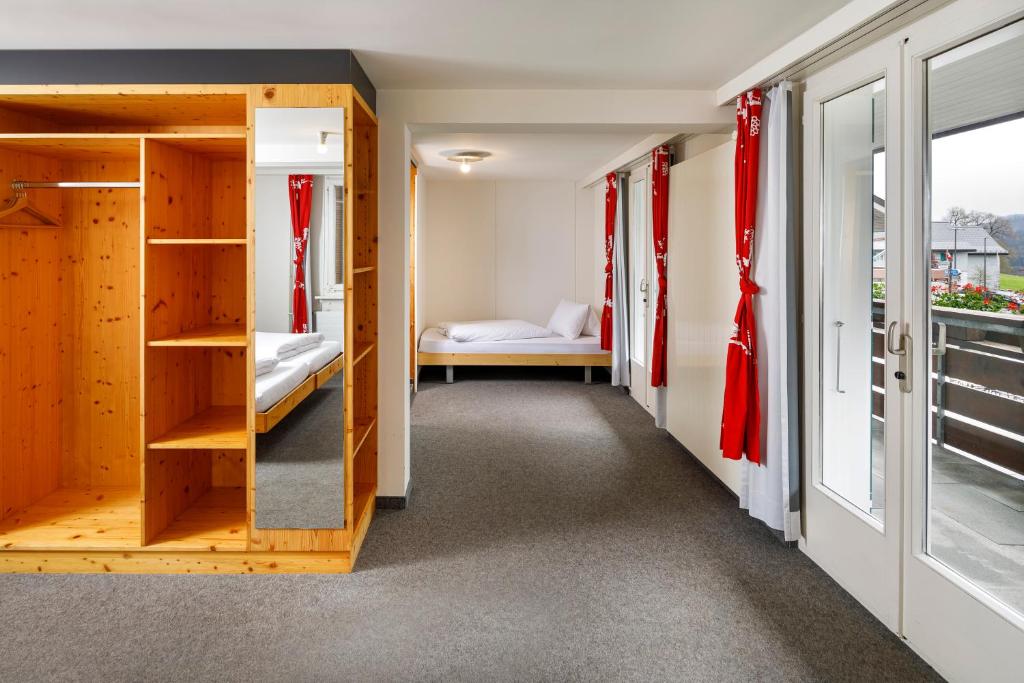 Postel nebo postele na pokoji v ubytování Hirschen Guesthouse - Village Hotel