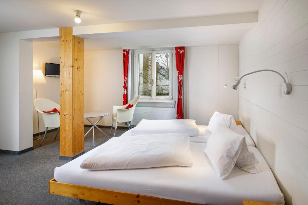 Postel nebo postele na pokoji v ubytování Hirschen Guesthouse - Village Hotel