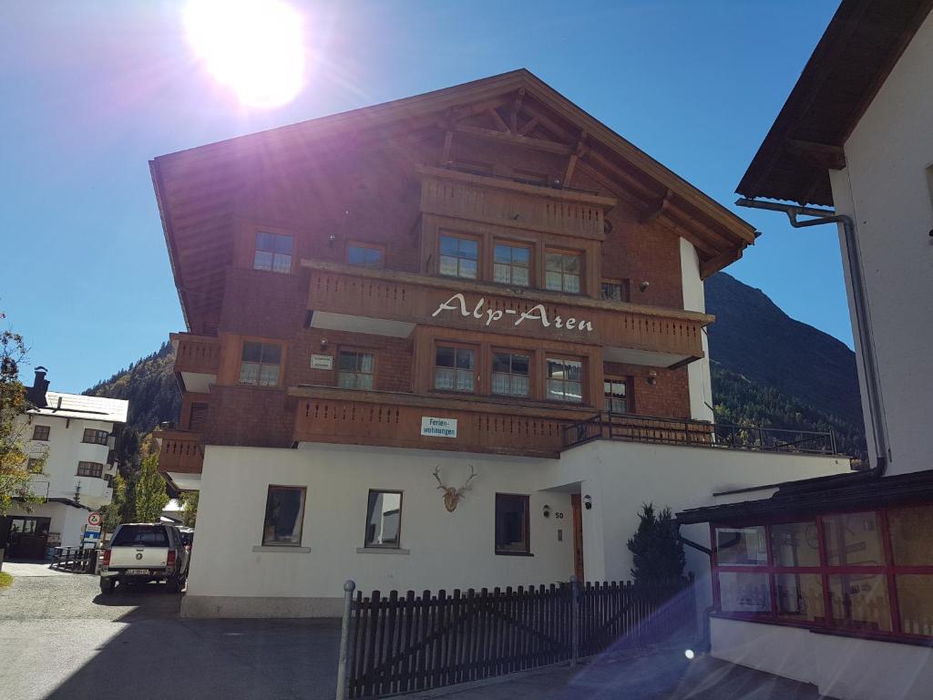 un gran edificio con un cartel en Alp-Aren - Silvretta Card Premium Betrieb en Galtür