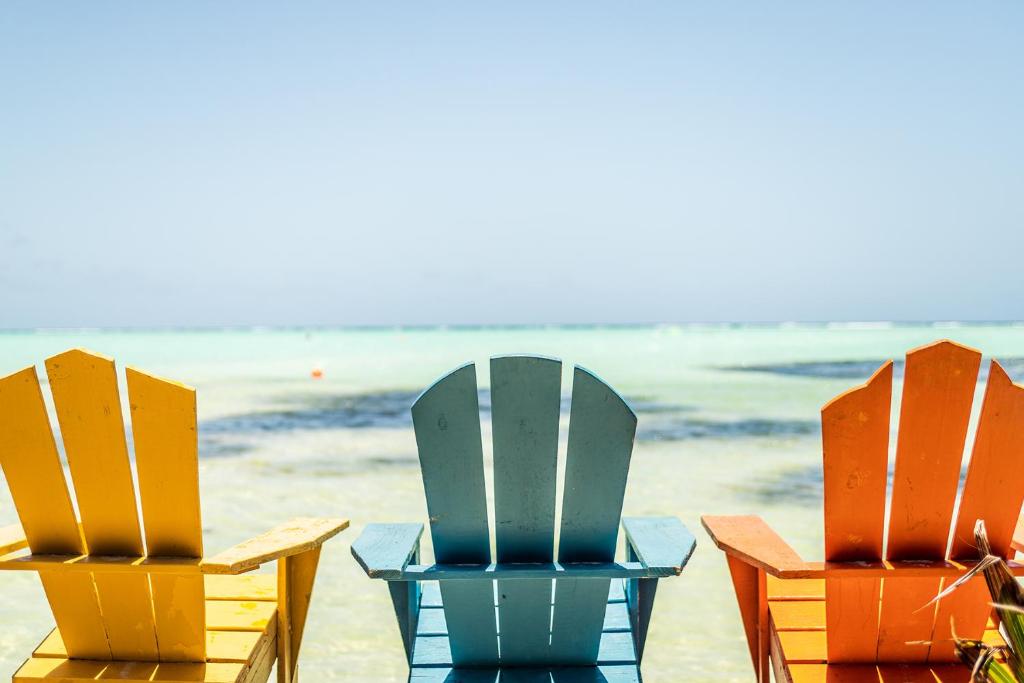 un grupo de sillas sentadas en la playa en Beach Studio Aerial at Lac Bay en Kralendijk