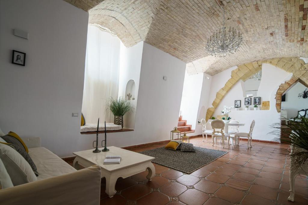 ein Wohnzimmer mit einem Sofa und einem Tisch in der Unterkunft Castello House in Cagliari