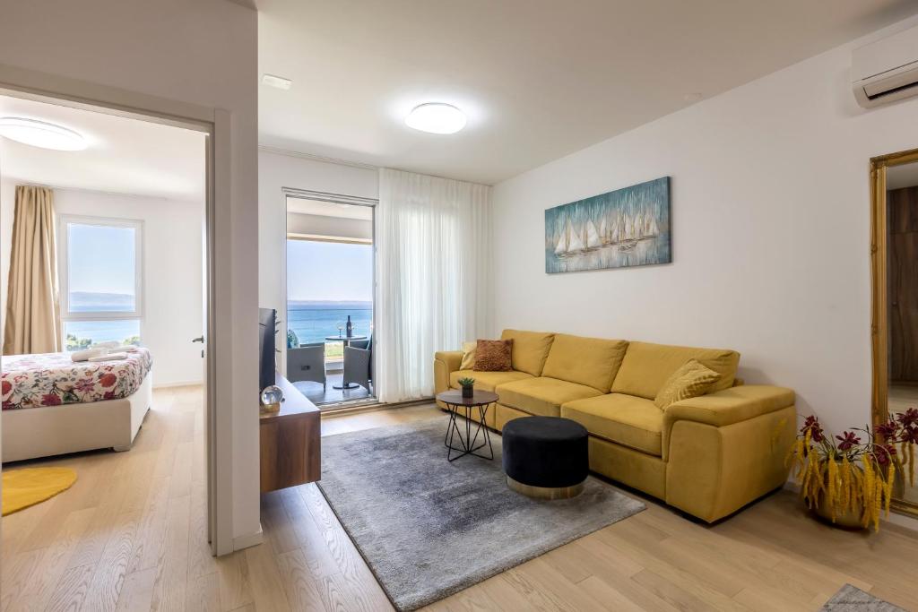 - un salon avec un canapé et une chambre dans l'établissement Apartment Anamarija, à Split