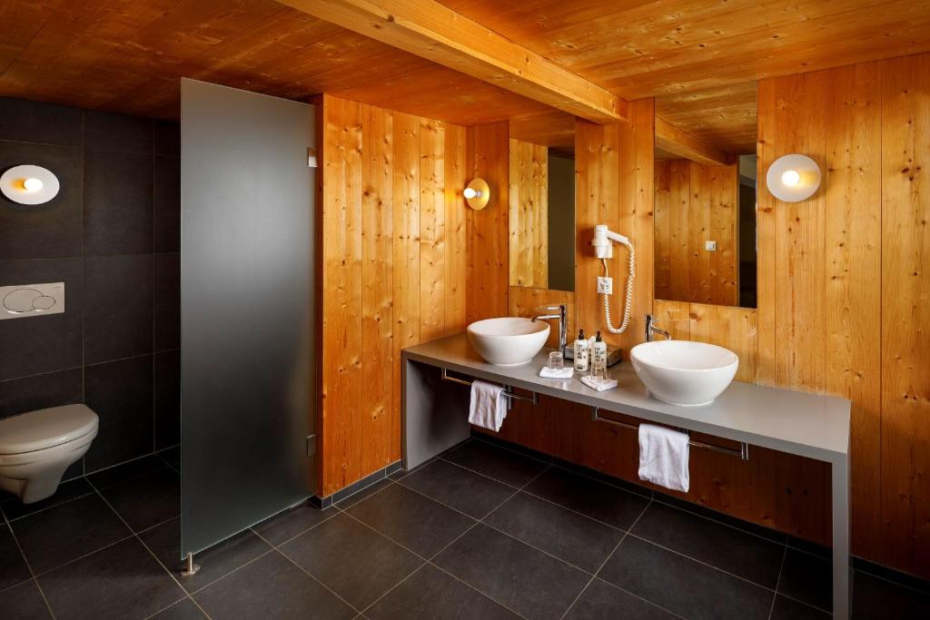 Koupelna v ubytování Hirschen Guesthouse - Village Hotel