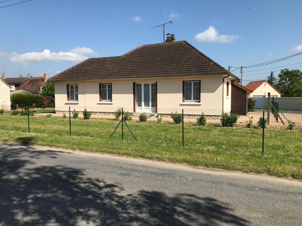 a house sitting on the side of a road at Gîte La Grappe - Proche Zoo Beauval in Châtillon-sur-Cher