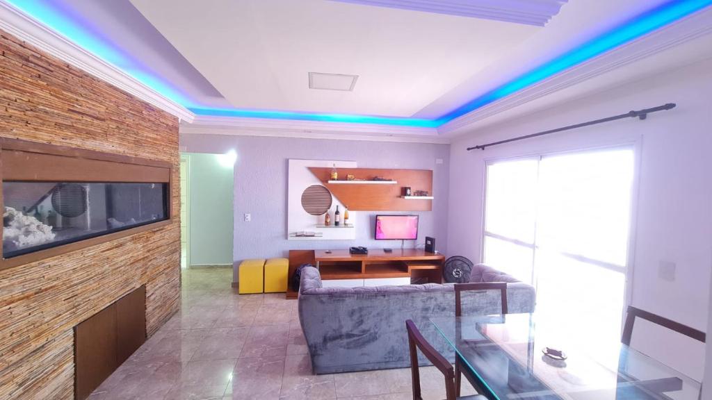 Apartamento De Alto Padrão - Ocian في برايا جراندي: غرفة معيشة مع أريكة وطاولة