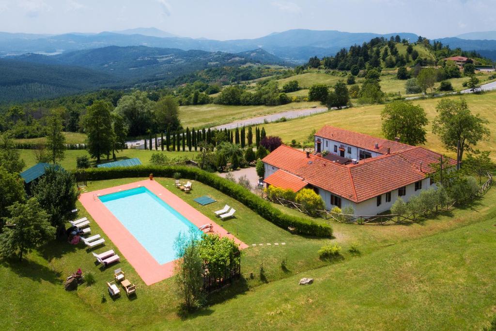 eine Luftansicht eines Hauses mit Pool in der Unterkunft Podere Belvedere in Barberino di Mugello