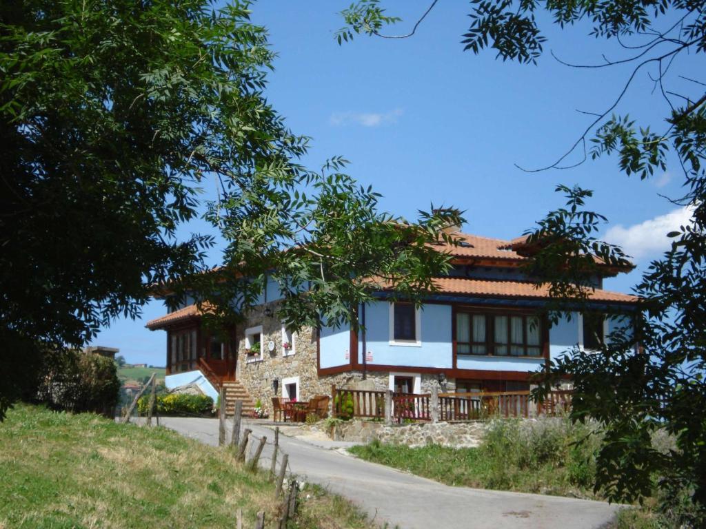 una casa al lado de una colina en Casa Rural La Lastría, en Villar