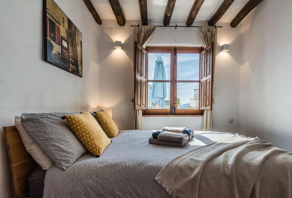 A bed or beds in a room at Casa Sol - traditional village house with pool and view