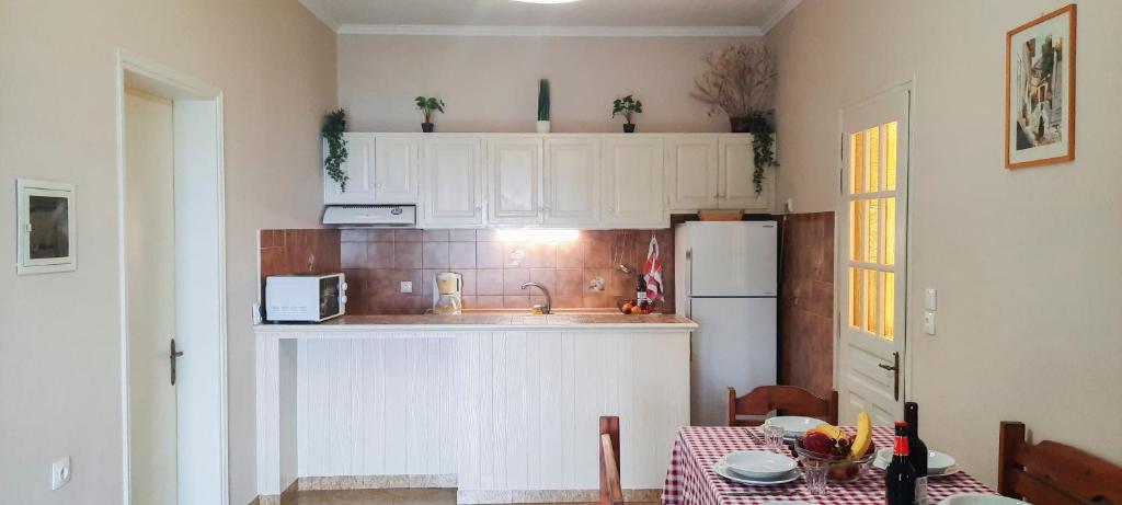 Kuchyň nebo kuchyňský kout v ubytování Villa Olive Grove and sea view