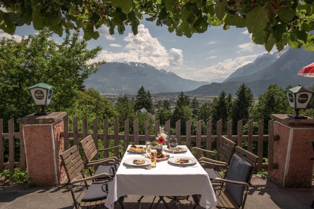 Nespecifikovaný výhled na hory nebo výhled na hory při pohledu z hotelu