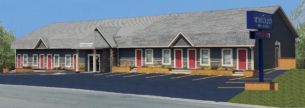 un bâtiment avec un panneau devant lui dans l'établissement Newfound Inn & Suites, à Topsail