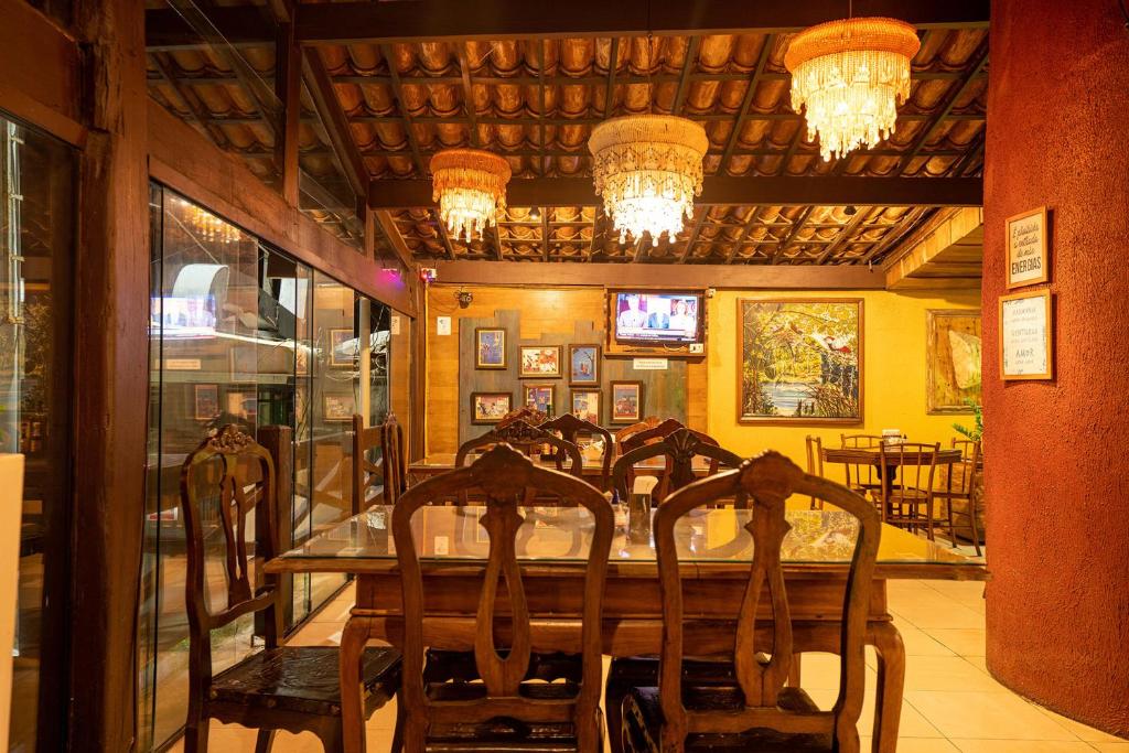 Uma TV ou centro de entretenimento em Hotel Costeiro
