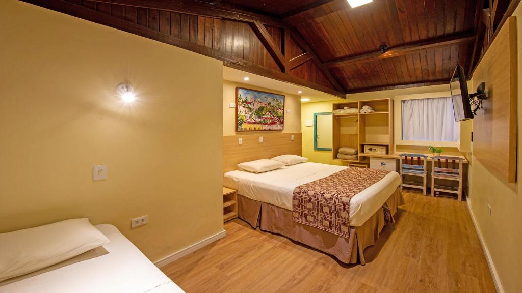 Cama ou camas em um quarto em Hotel Costeiro