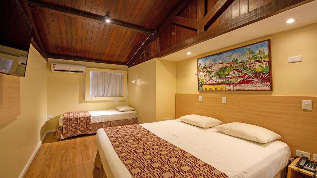 Cama ou camas em um quarto em Hotel Costeiro