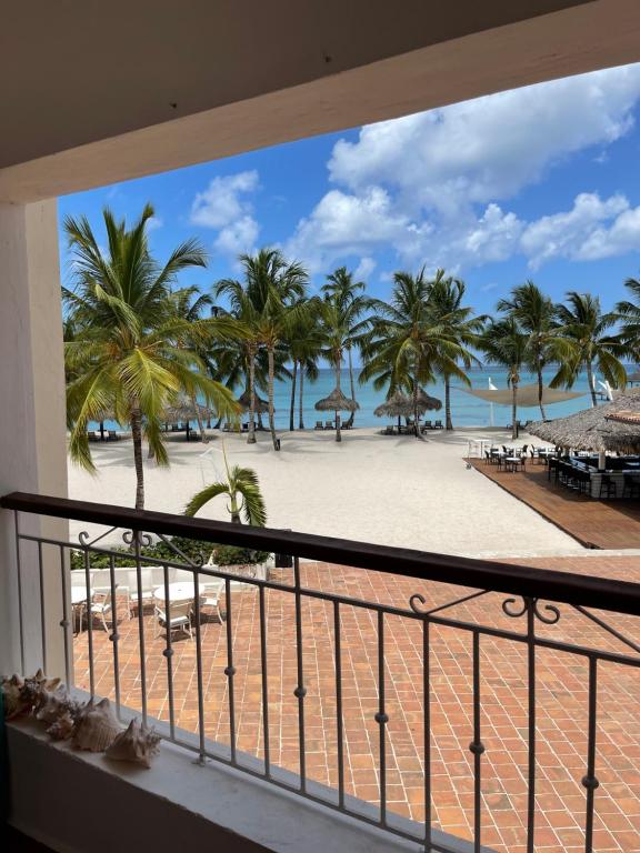 uitzicht op het strand vanaf het balkon van een resort bij Apartment in Cadaques Caribe in Bayahibe