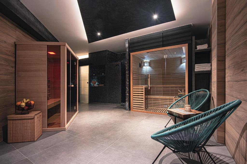 Zimmer mit zwei grünen Stühlen und einer Glastür in der Unterkunft Exclusive Pula City Apartments in Pula
