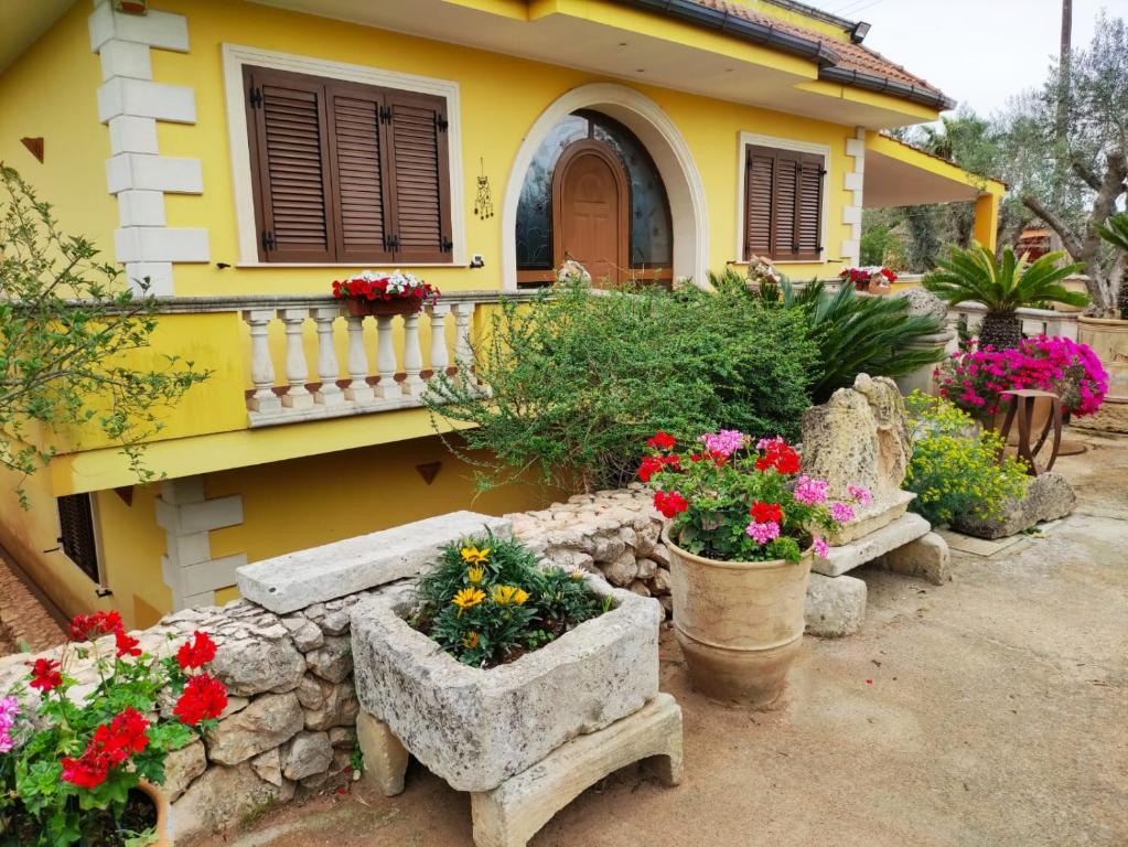 uma casa com um ramo de flores à frente dela em Villa Sargheruoli em Monteroni di Lecce