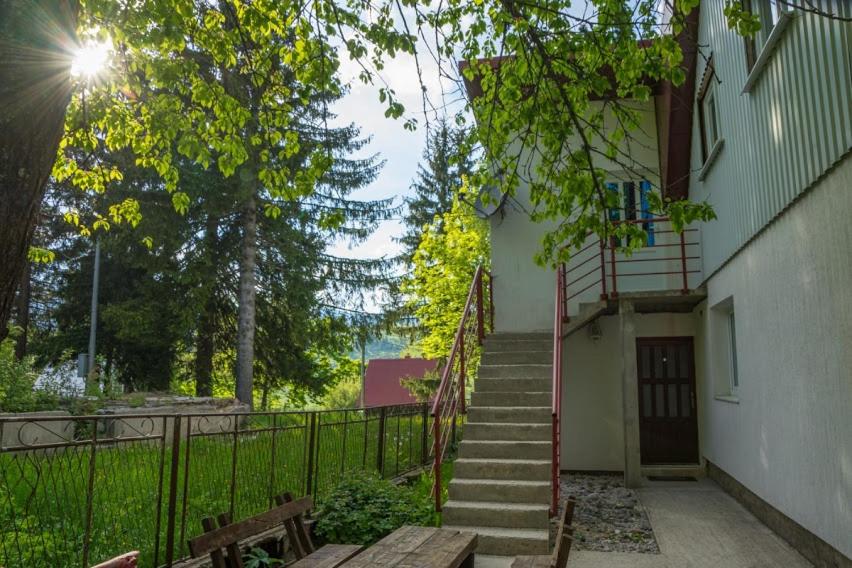 una escalera que conduce a un edificio con una valla en Apartments Grbović en Žabljak