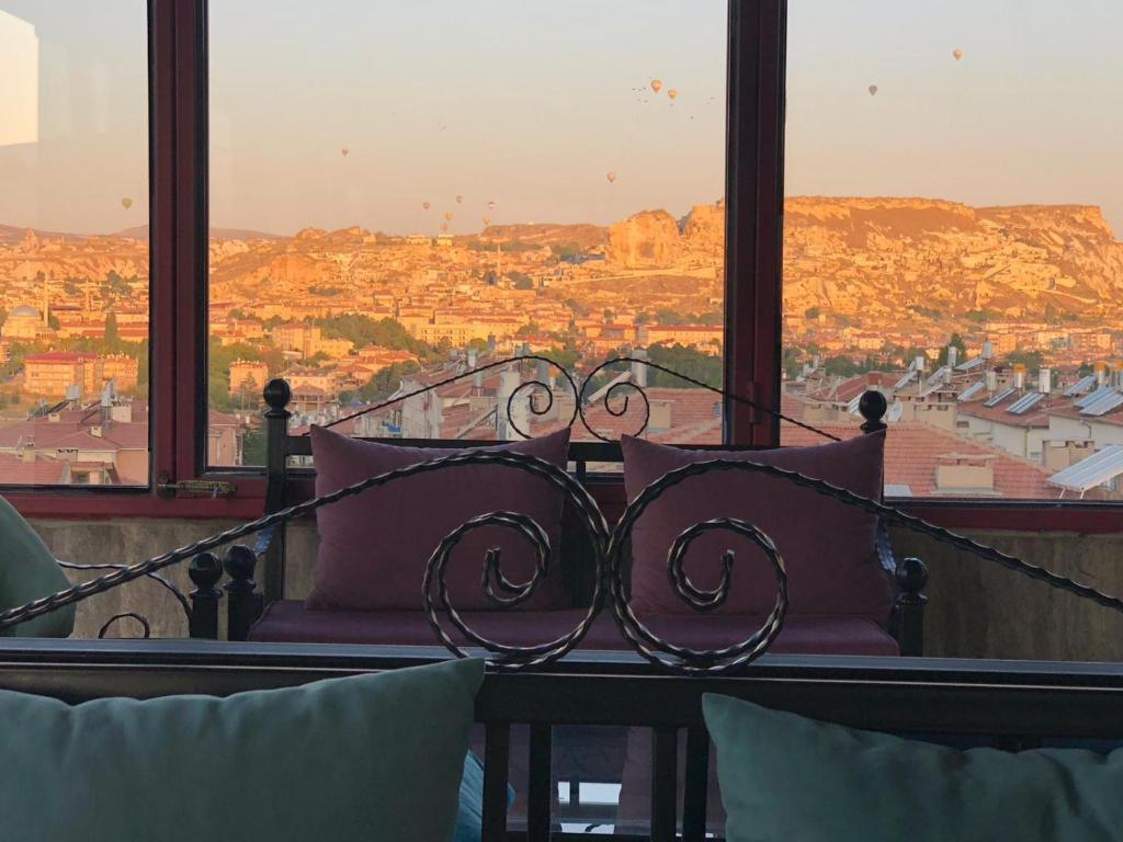 Nespecifikovaný výhled na hory nebo výhled na hory při pohledu z hostelu