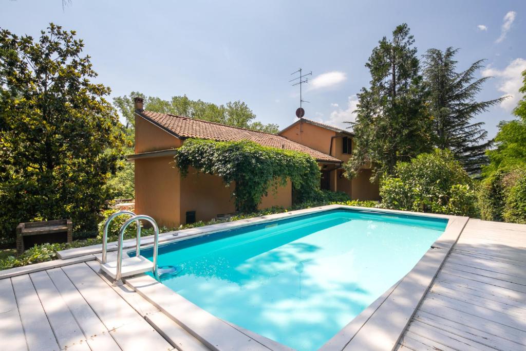 - une piscine en face d'une maison dans l'établissement Villa La Bruscola, à Barberino di Mugello