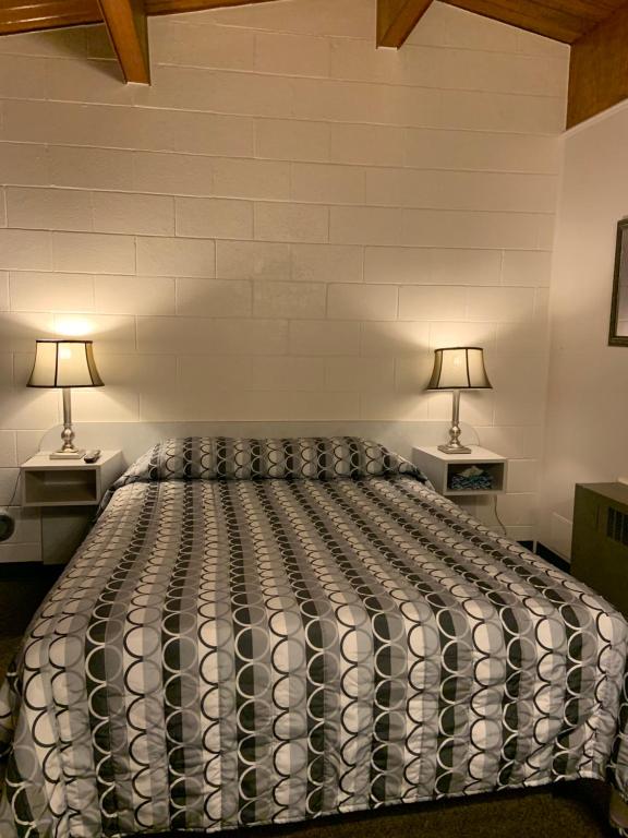 Postel nebo postele na pokoji v ubytování Ace Crown Motel