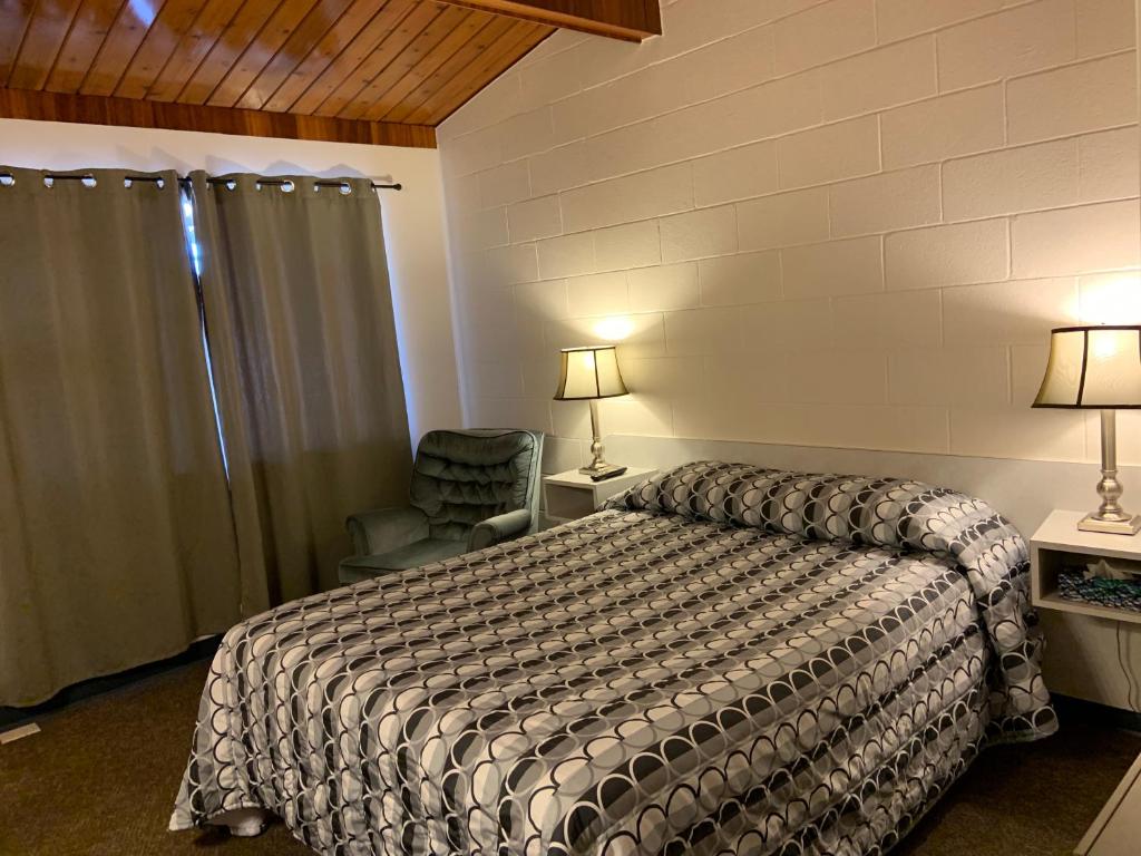 Postel nebo postele na pokoji v ubytování Ace Crown Motel