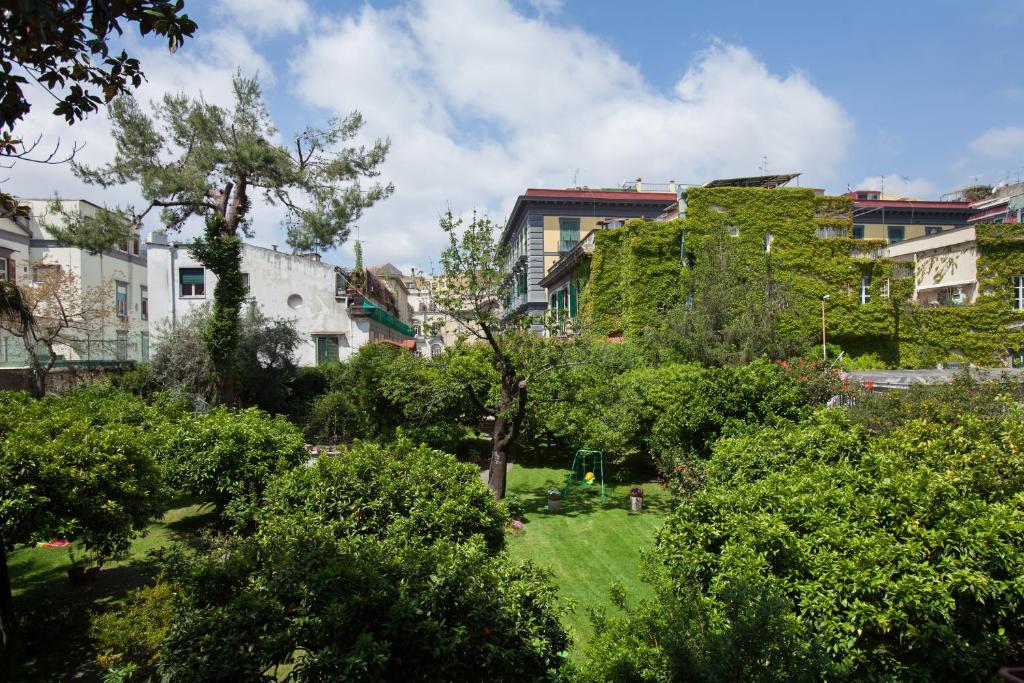 un parco con alberi ed edifici in una città di The Bellini House by House In Naples a Napoli