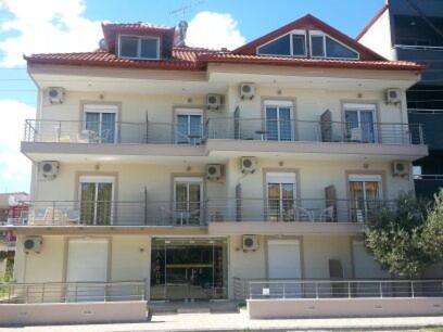 Un grand bâtiment blanc avec un balcon est à votre disposition. dans l'établissement Villa PhaethoN, à Paralia Katerinis