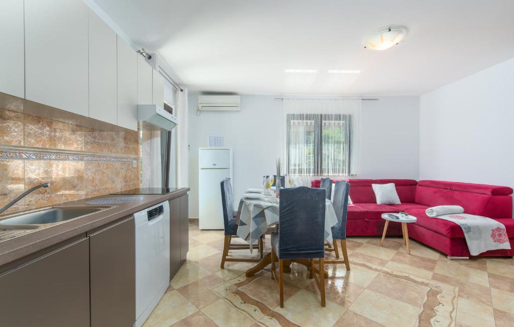 Kuchnia lub aneks kuchenny w obiekcie Apartmani Lorena
