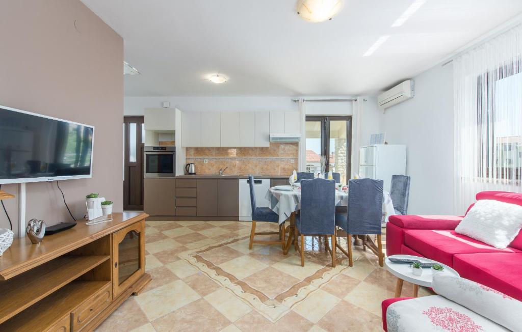 Kuchnia lub aneks kuchenny w obiekcie Apartmani Lorena