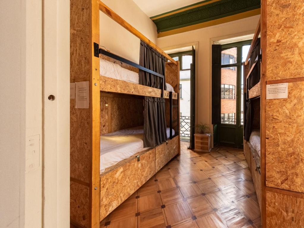 Postel nebo postele na pokoji v ubytování Hostal R10