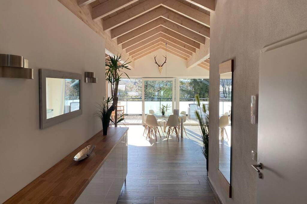 sala de estar con mesa y comedor en Lichtdurchflutete Wohnung mit großer Dachterrasse, en Bruckmühl