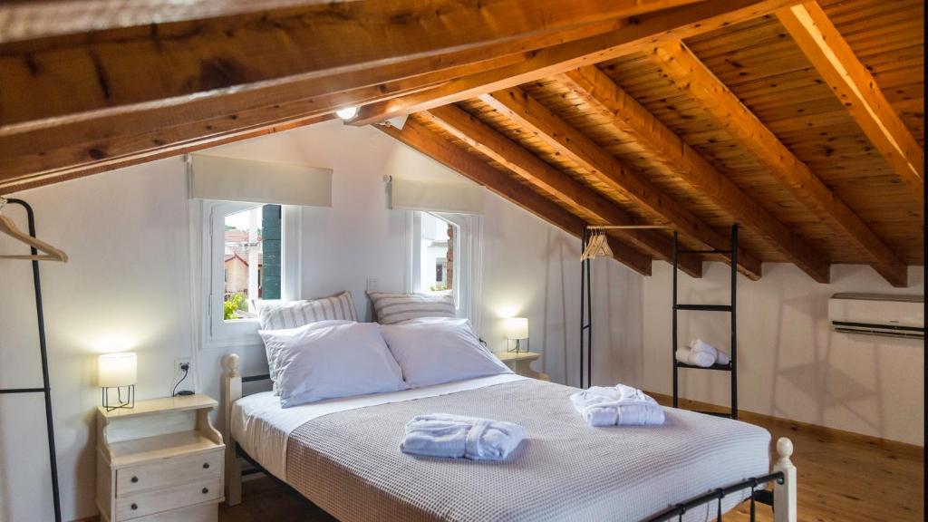 A bed or beds in a room at Terracotta beach house
