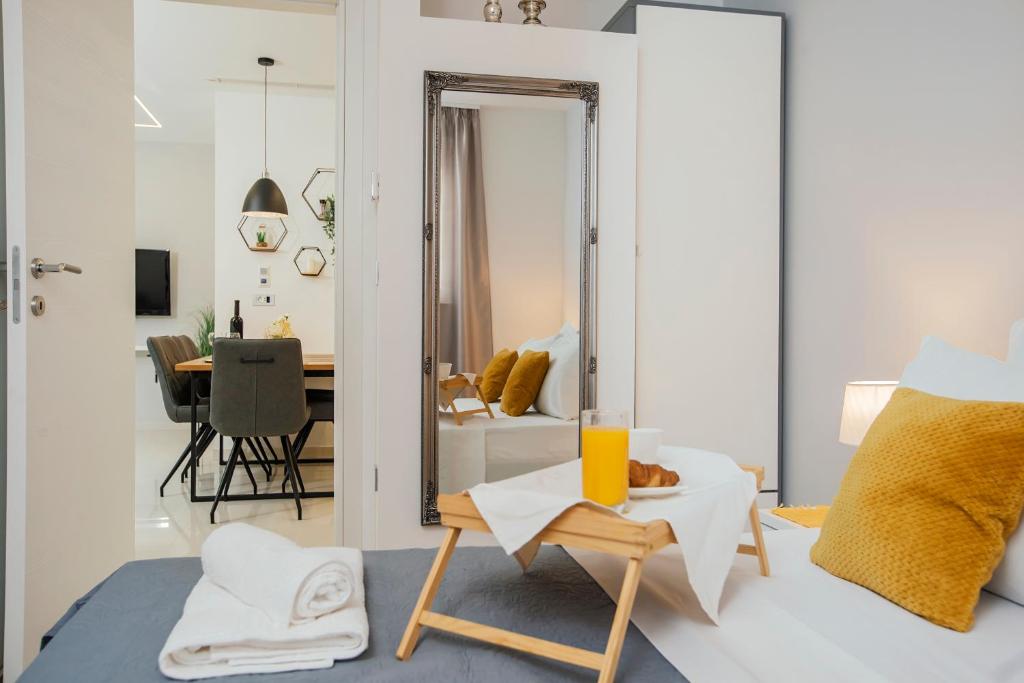 een woonkamer met een stoel en een spiegel bij Apartments Kolovrat in Podstrana