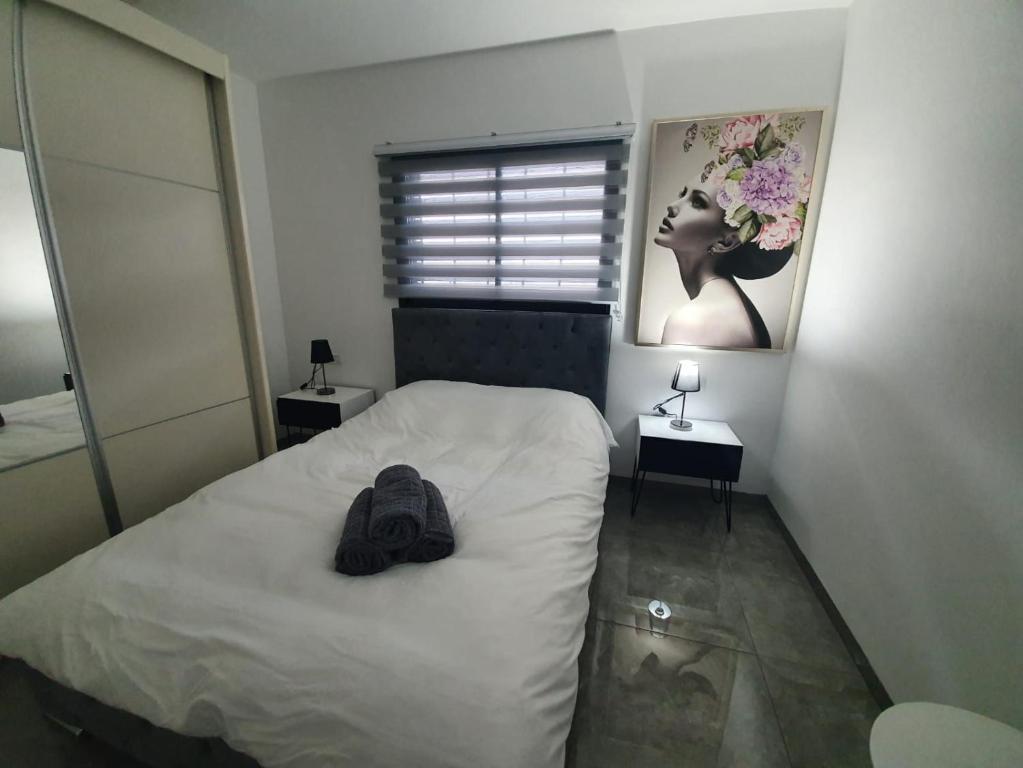 um quarto com uma cama com uma mochila em אירוח אריאל em Hagoshrim