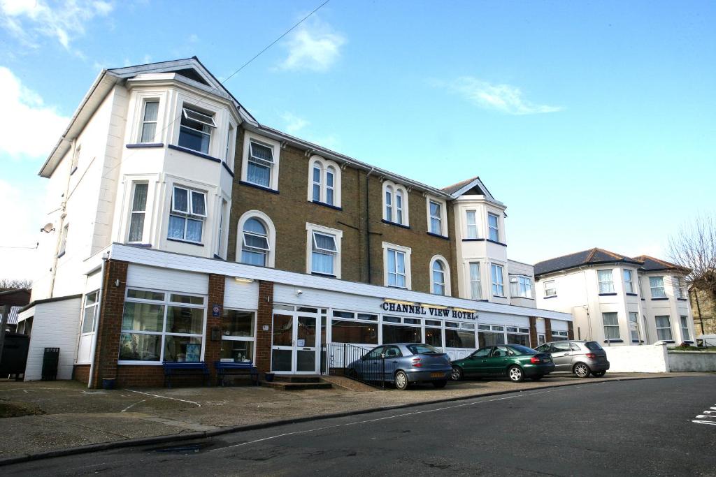 un gran edificio con coches estacionados frente a él en Channel View Hotel, en Sandown