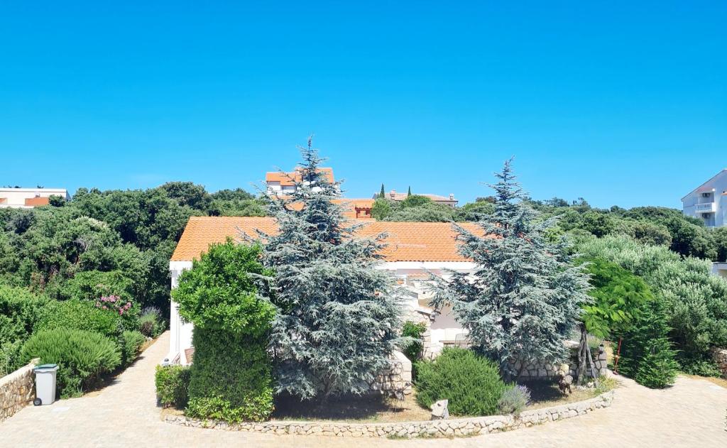 z góry widok na dom z drzewami i krzakami w obiekcie Lavender House w mieście Mandre