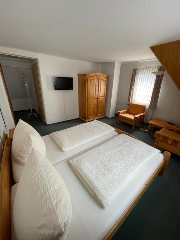 Postel nebo postele na pokoji v ubytování Hotel Garni „zum Bären“