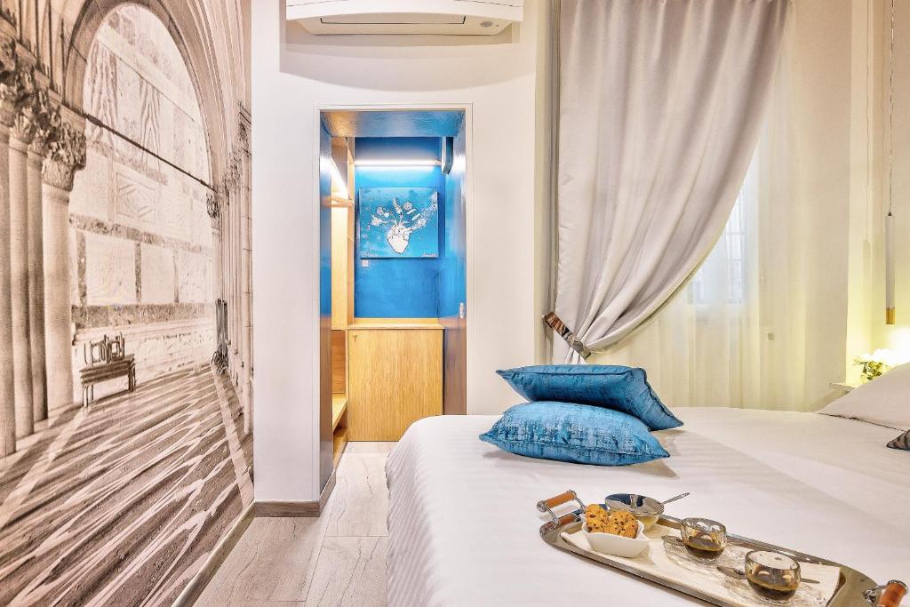 Un dormitorio con una cama con una bandeja de comida encima. en Modern Art Studio in Florence, en Florencia