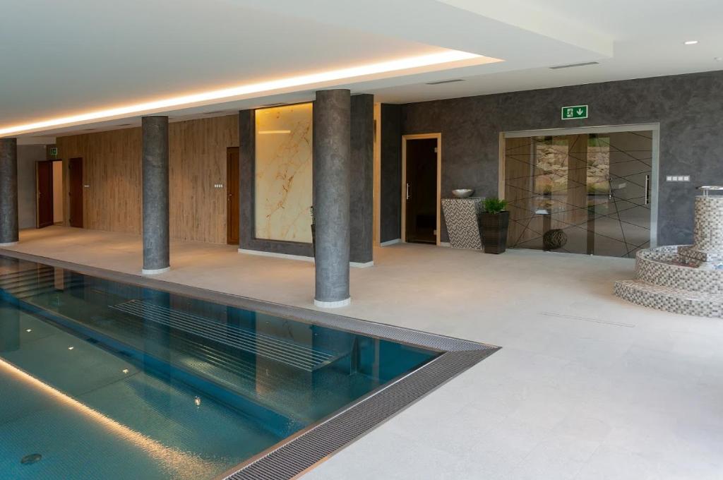 Bazén v ubytování Wellness Apartmány Panorama nebo v jeho okolí