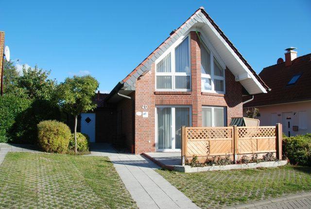 a brick house with a fence in front of it at Langenwerder in Kaltenhof