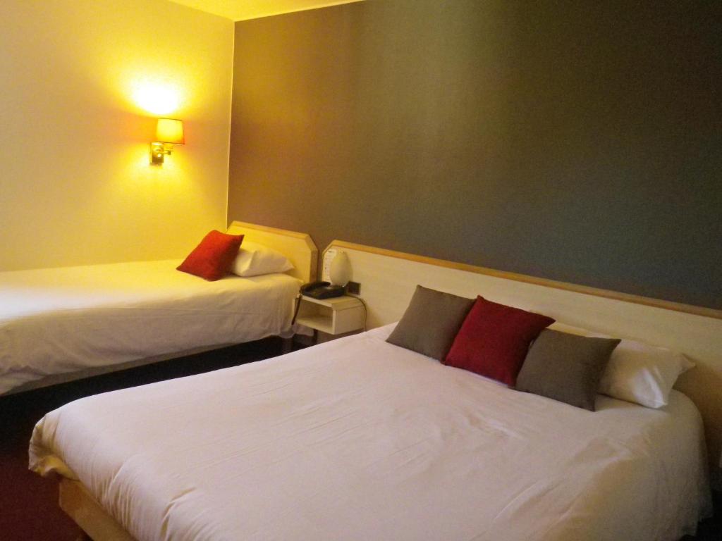 Postel nebo postele na pokoji v ubytování Hotel Amys Voreppe
