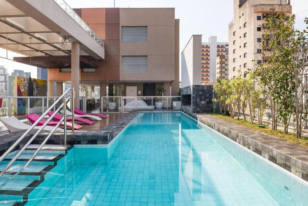 una piscina en la azotea de un edificio en Vossa Bossa Augusta, en São Paulo