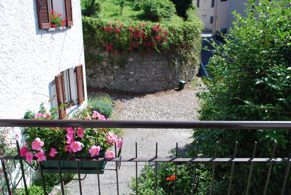 a view of a garden with flowers and a building at La casetta del nonno Giampi in Sesto Calende