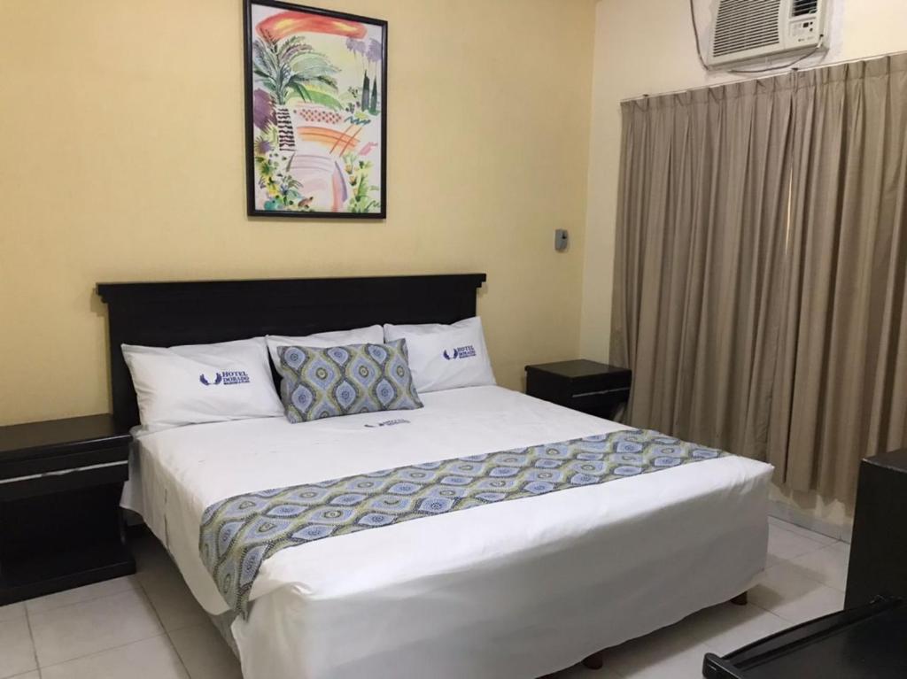 Postel nebo postele na pokoji v ubytování Hotel Dorado a una calle de Playa Regatas y el Malecon