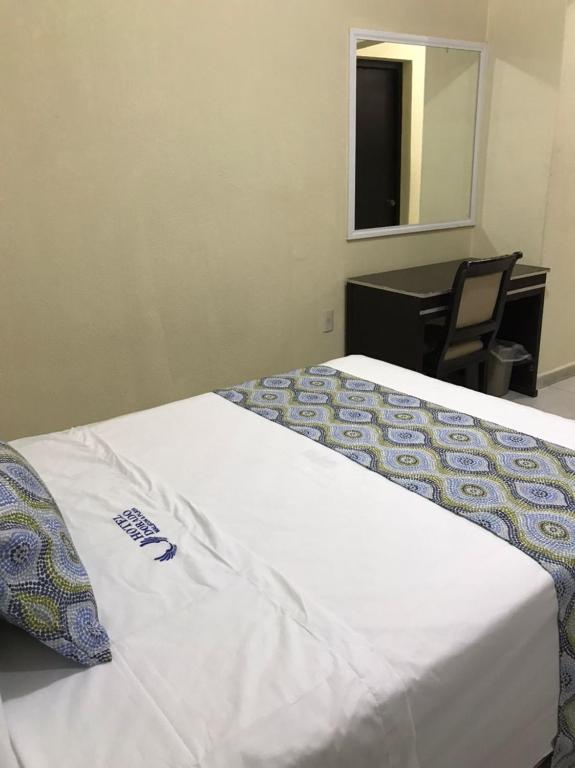 Postel nebo postele na pokoji v ubytování Hotel Dorado a una calle de Playa Regatas y el Malecon