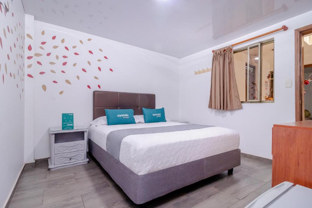 Postel nebo postele na pokoji v ubytování Ayenda Hotel Las Palmas