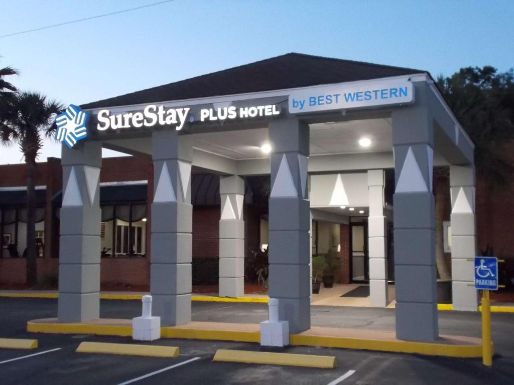 SureStay Plus Hotel by Best Western St Marys Cumberland في سانت ماري: مبنى مع علامة تنص على موتيل summersley bus