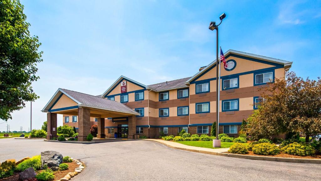 a building with an american flag on top of it at Best Western Plus Brandywine Inn & Suites in Monticello