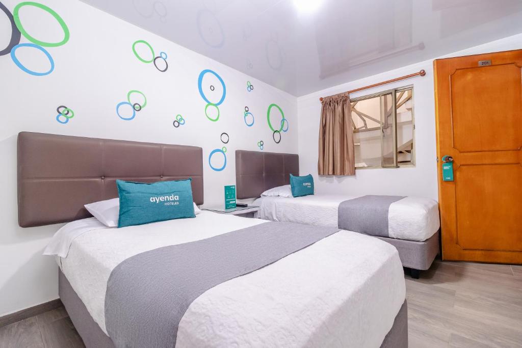 Postel nebo postele na pokoji v ubytování Ayenda Hotel Las Palmas